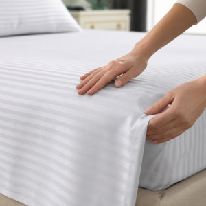 Cearceaf Pat 220x240cm Damasc Bumbac, Design Elegant cu Dunga 1cm pentru Confort Superior