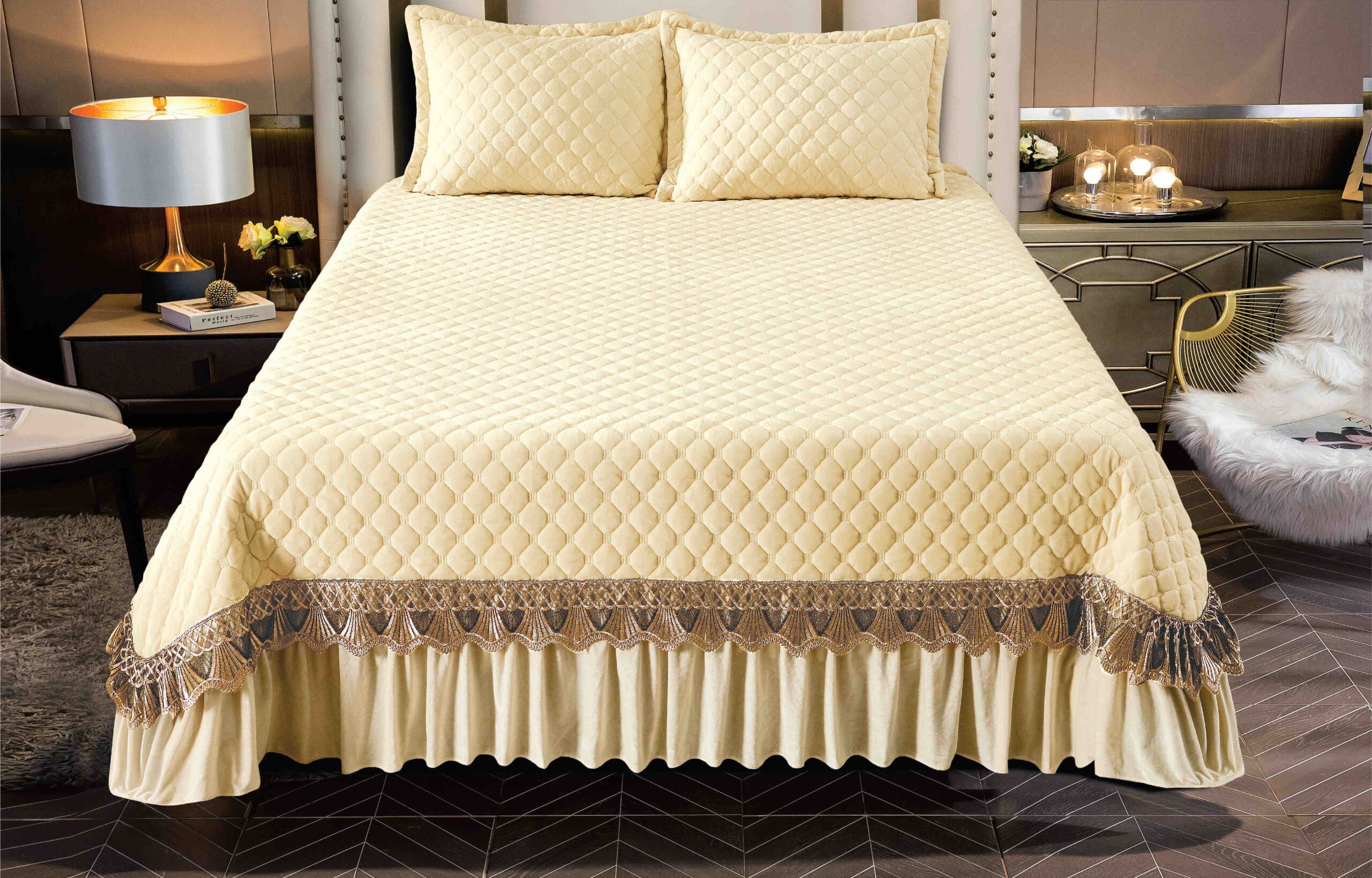 NdaBpDQAUFF0XGh3Oey-scaled-2 Set Cuvertură Catifea 230x250cm 3 Piese Cu Broderie Crem + 2 Fete Pernă pentru Pat Dublu Elegant - imagine 1