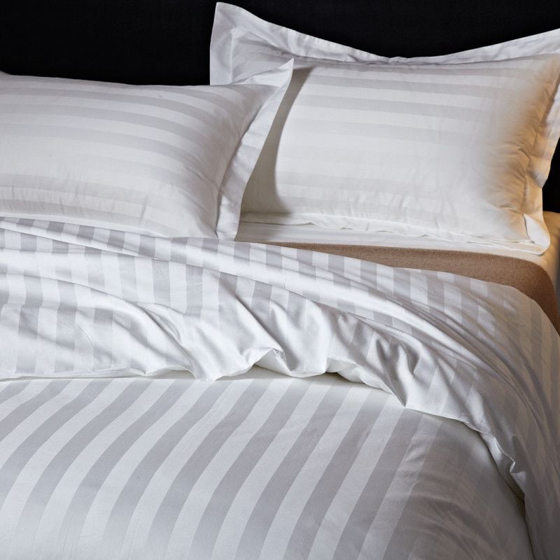 lenjerie-de-pat-doua-persoane-damasc-dunga-lata-bumbac-alb-hotel-2 Set 10 Lenjerii Hoteliere Duble Damasc Satinat Bumbac 2 cm Dunga - Calitate Superioară pentru Pat Dublu - imagine 1