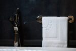 Set 2 Covorase Baie 50x70cm Bumbac Pakistanez 850gr/mp Greek Border Absorbante pentru Hoteluri