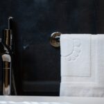 Set 2 Covorase Baie 50x70cm Bumbac Pakistanez 850gr/mp Greek Border Absorbante pentru Hoteluri