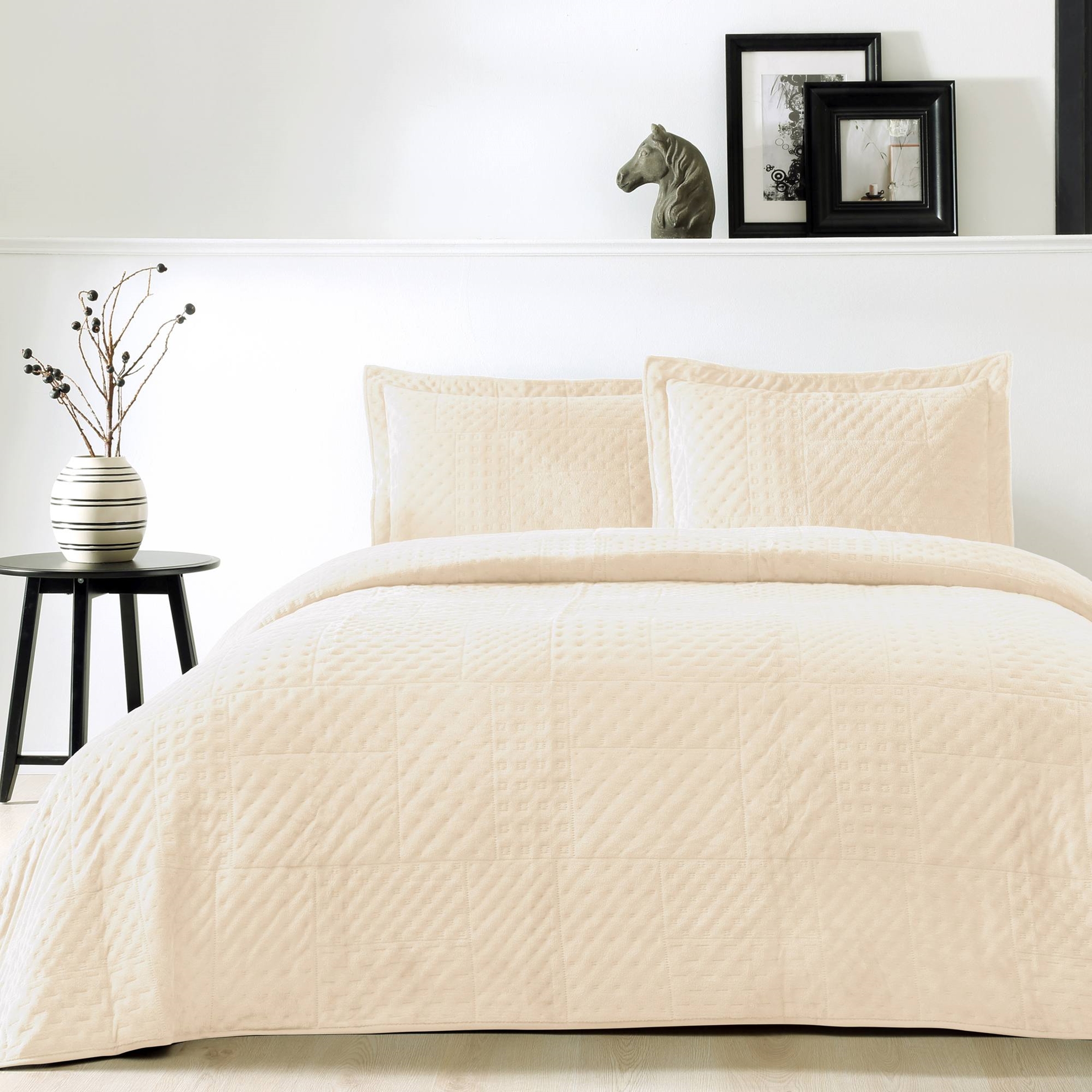CUVERTURA-MATLASATA-ALVIN-BEJ-TAC Cuvertura Pat Catifelata TAC DELUXE 250x240 cm pentru 2 Persoane Alvin Bej – Design Modern și Eleganță pentru Dormitor - imagine 1