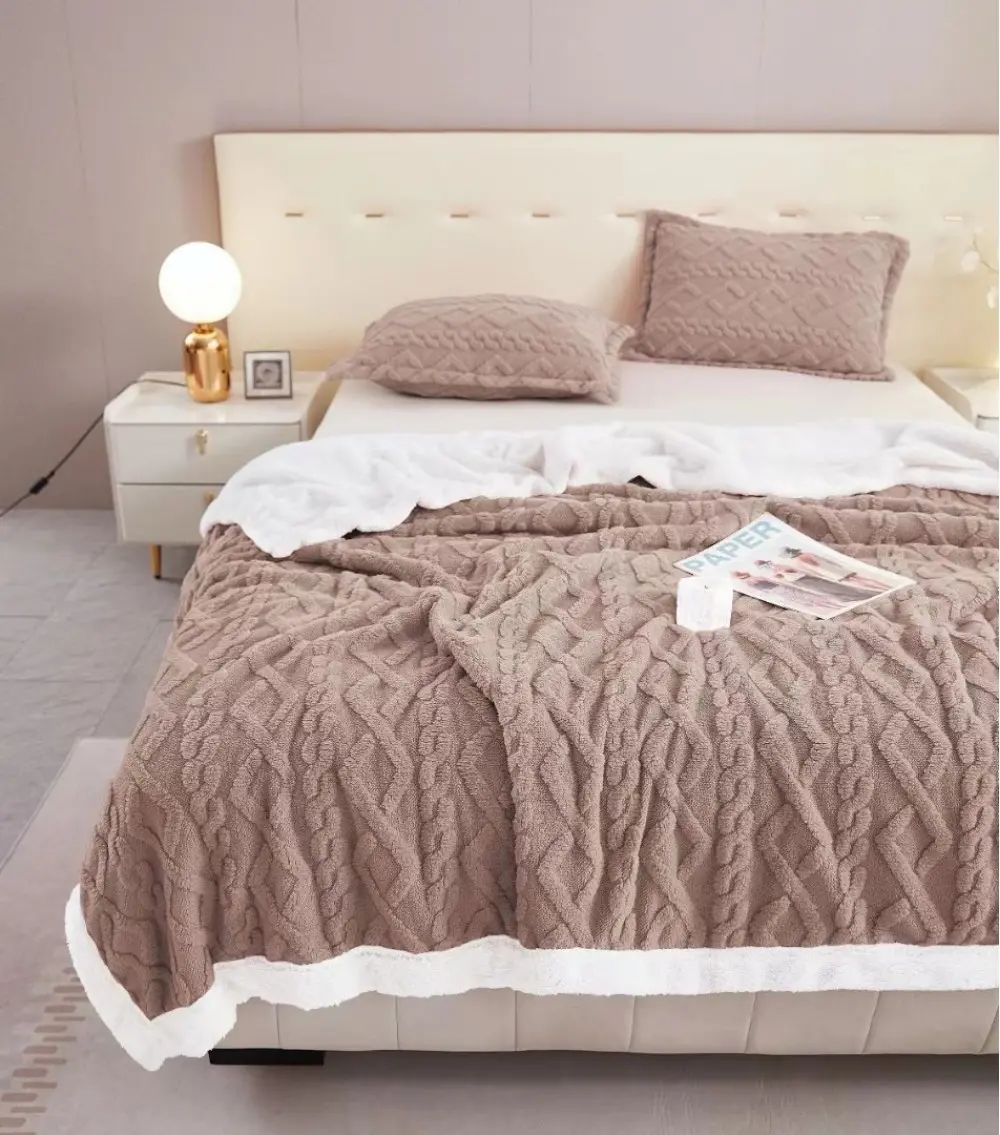 patura-cu-blanita-cocolino-sherpa-maro-jpg Pătură Dublă Cocolino Tip Tricot cu Blană Sherpa Maro 200x230 cm - Moale și Călduroasă - imagine 1
