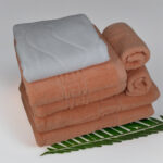 Set prosoape hotel Greek Border din bumbac 100% pakistanez, compus din 7 piese de calitate superioară. Acest set elegant și