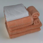 Set prosoape hotel Greek Border din 100% bumbac pakistanez, compus din 7 piese de calitate superioară. Prosoapele sunt moi,