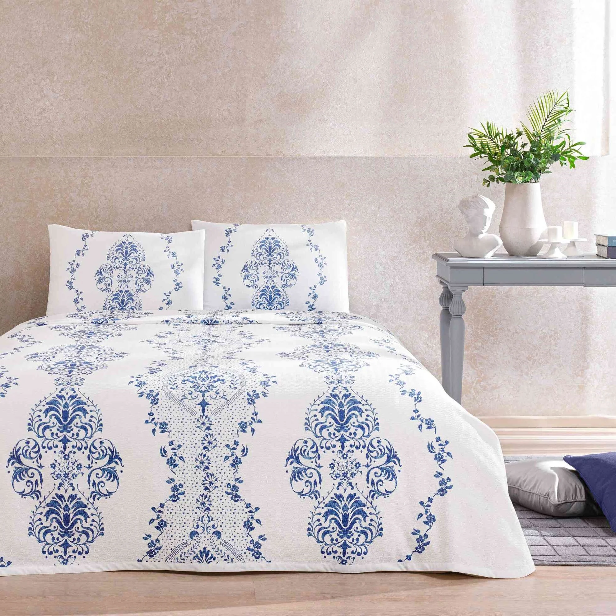 set-lenjerie-si-cuvertura-vara-pike-bumbac-carmen-bleu-tac Set Lenjerie Pat Carmen Bleu TAC Bumbac Ranforce Antisifonare 200x230 cm Cuvertura Cu Elastic - imagine 1