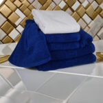 Set prosoape hotel Greek Border din 100% bumbac pakistanez de culoare albastru regal, compus din 7 prosoape absorbante cu