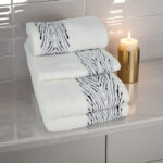 Set prosoape baie 100% bumbac de înaltă calitate, cu o greutate de 470 g/mp, în culoare albă elegantă cu accente negre.