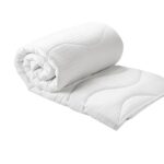 Pilota Hotel Line 200×220 cm din microfibră 250 g/mp oferă confort și igienă profesională. Designul său elegant și