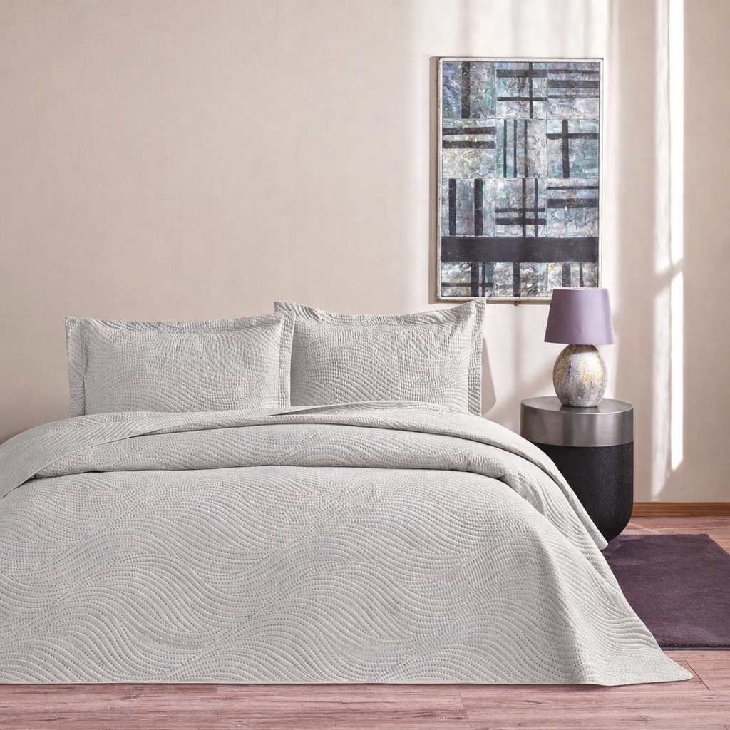 Set Cuvertura pat matlasata cu 2 fete de perna TAC DELUXE ,250 x 260 cm, Harlo Gri Set Cuvertura pat matlasata cu 2 fete de perna TAC DELUXE ,250 x 260 cm, Harlo Gri