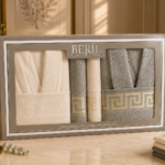 Set cadou premium halate și prosoape din bumbac 100% – 2 halate unisex + 4 prosoape, cutie elegantă cu mâner-SHB-14