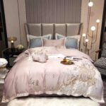 Lenjerie De Pat cu broderie Bumbac Satinat 100% Deluxe Antisifonare,Roz-Ambalaj Cadou Elegant