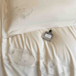 Lenjerie De Pat cu broderie Bumbac Satinat 100% Deluxe Antisifonare-Ambalaj Cadou Elegant