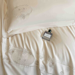 Lenjerie De Pat cu broderie Bumbac Satinat 100% Deluxe Antisifonare-Ambalaj Cadou Elegant 1 Lenjerie De Pat cu broderie Bumbac Satinat 100% Deluxe Antisifonare-Ambalaj Cadou Elegant