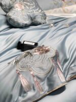 Lenjerie De Pat cu broderie Bumbac Satinat 100% Deluxe Antisifonare,Gri-Ambalaj Cadou Elegant - imagine 4