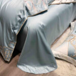 Lenjerie De Pat cu broderie Bumbac Satinat 100% Deluxe Antisifonare,Gri-Ambalaj Cadou Elegant