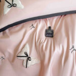 Lenjerie De Pat cu broderie Bumbac Satinat 100% Deluxe Antisifonare,Roz Pudra -Ambalaj Cadou Elegant - imagine 3