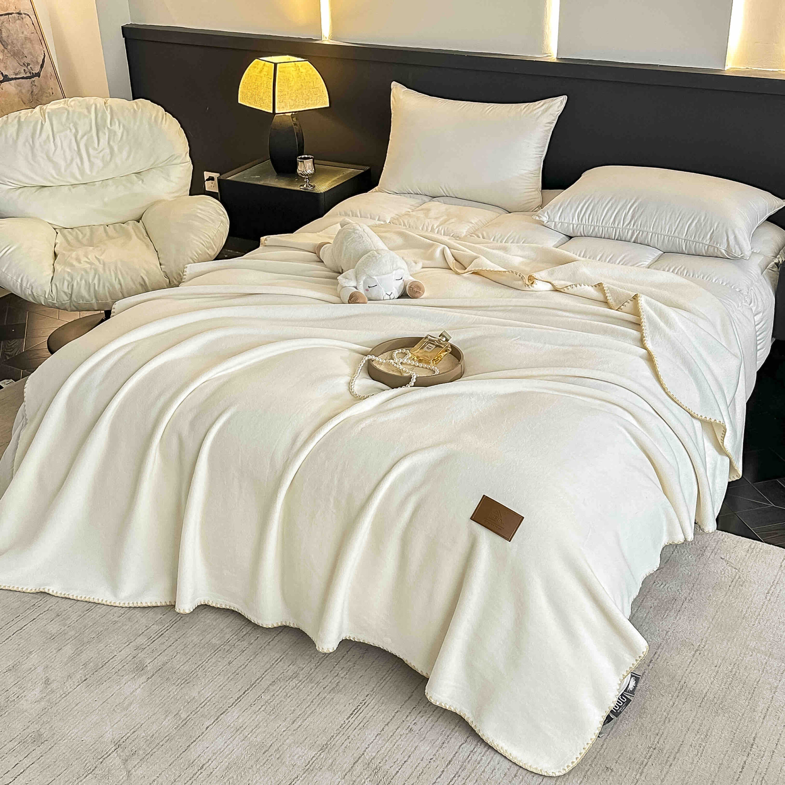 Pătură Premium 200x230 cm – Moale, Pufoasă și Călduroasă-Crem Pătură Premium 200x230 cm – Moale, Pufoasă și Călduroasă-Crem