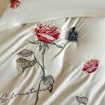 Lenjerie De Pat cu broderie Bumbac Satinat 100% Deluxe Antisifonare -Ambalaj Cadou Elegant - imagine 4