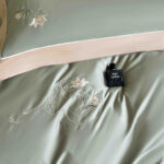 Lenjerie De Pat cu broderie Bumbac Satinat 100% Deluxe Antisifonare -Ambalaj Cadou Elegant - imagine 3