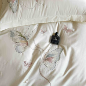 Lenjerie De Pat cu broderie Bumbac Satinat 100% Deluxe Antisifonare-Ambalaj Cadou Elegant 1 Lenjerie De Pat cu broderie Bumbac Satinat 100% Deluxe Antisifonare-Ambalaj Cadou Elegant