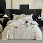 Lenjerie De Pat cu broderie Bumbac Satinat 100% Deluxe Antisifonare -Ambalaj Cadou Elegant