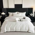 Lenjerie De Pat cu broderie Bumbac Satinat 100% Deluxe Antisifonare-Ambalaj Cadou Elegant